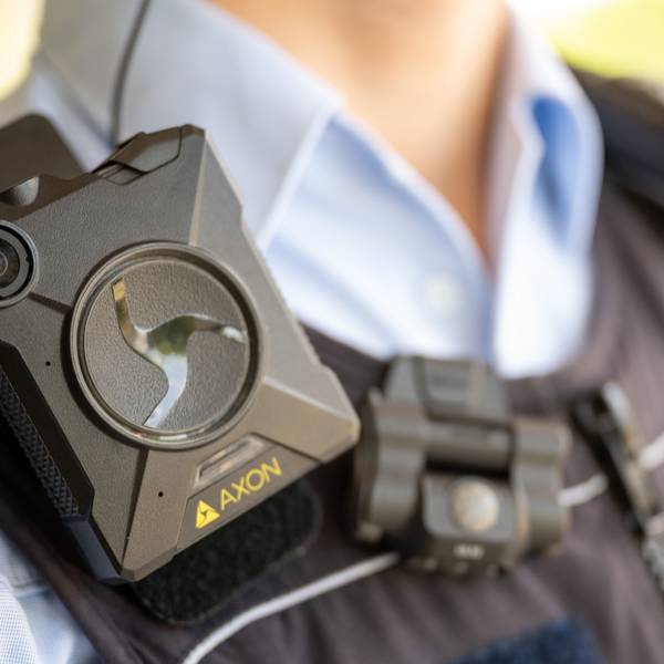Zu sehen ist ein Uniformierter, der eine Bodycam trägt. (Symbolfoto)
