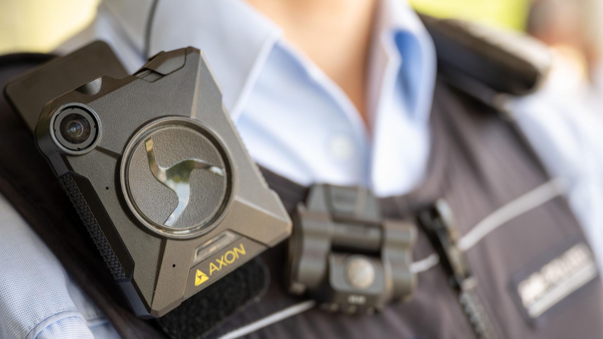 Zu sehen ist ein Uniformierter, der eine Bodycam trägt. (Symbolfoto)