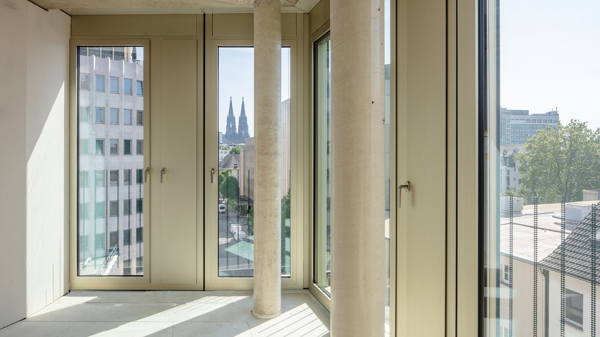 Büroraum im neuen Gerling-Quartier, Blick aus den Fenstern auf Köln und den Dom