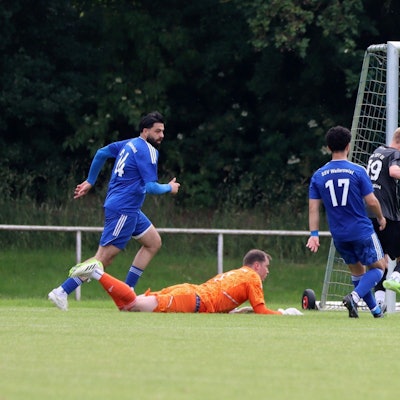 Luke Bungart schiebt den Ball ins Tor, Torwart Daniel Arndt liegt am Boden, die Verteidiger sidn auch geschlagen.