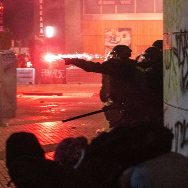 09.06.2025, USA, Los Angeles: Polizisten gehen während der Proteste gegen die Razzien der Trump-Regierung gegen Einwanderer in Los Angeles vor Geschossen in Deckung. Foto: Ethan Swope/FR171736 AP/dpa +++ dpa-Bildfunk +++