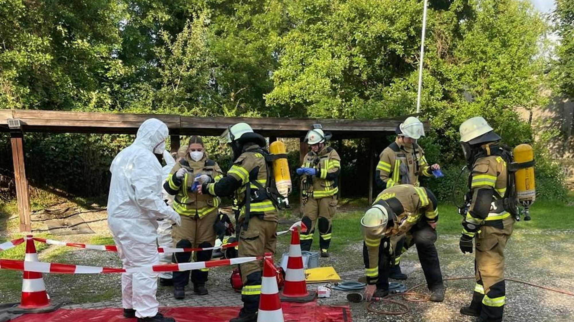 Einsatzkräfte der Feuerwehr Voerde bei der Rettung eines Hundes aus einem brennenden Zweifamilienhaus in der Hindenburgstraße.