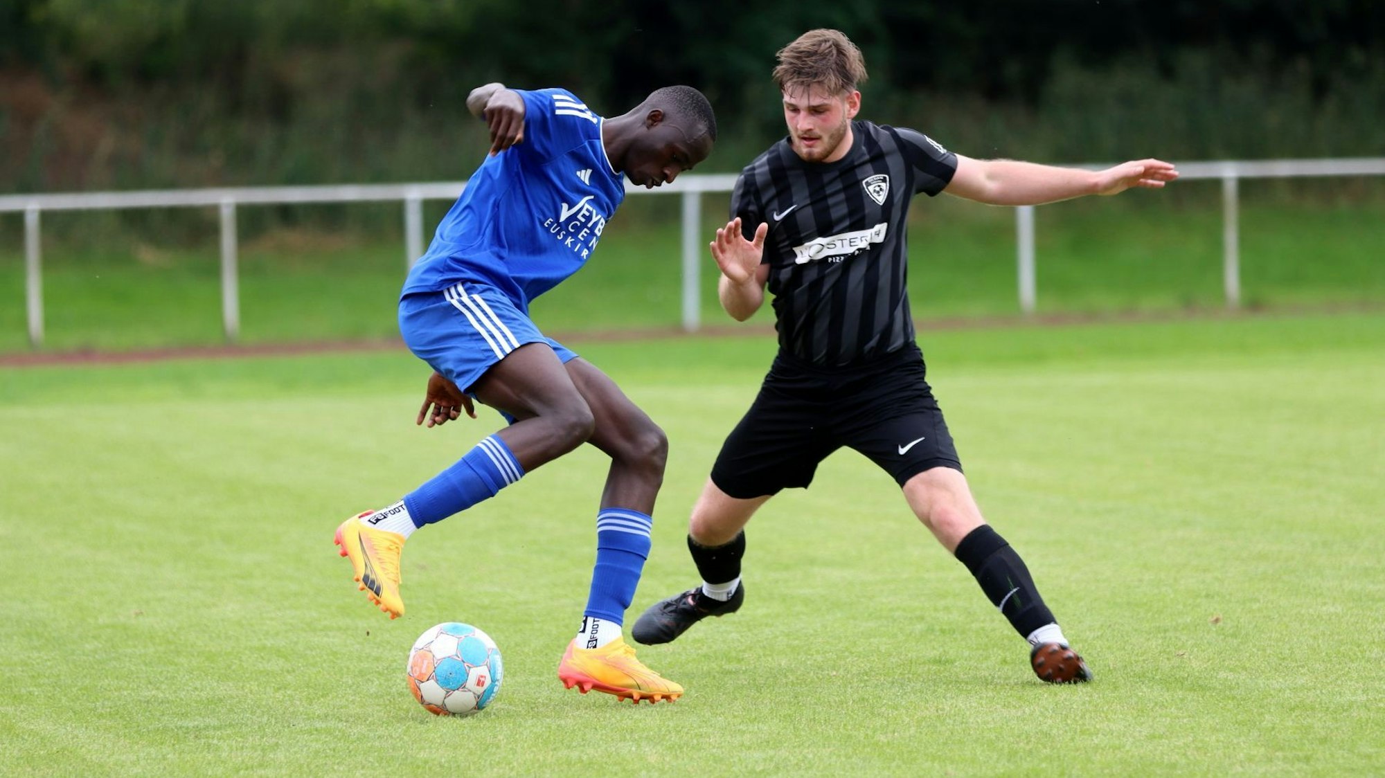 Daouda Coulibaly dribbelt seinen Gegenspieler aus.