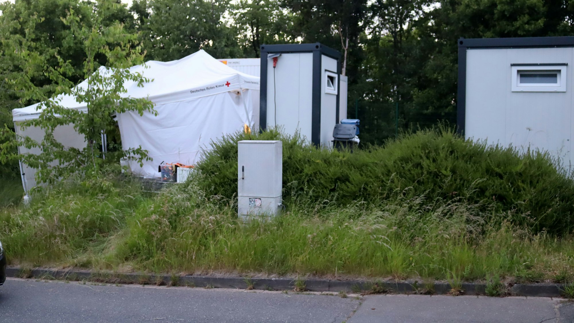 Vor den Wohncontainern wurde ein Zelt errichtet.