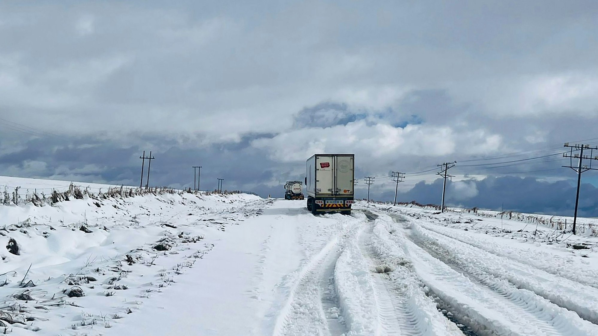 Schnee bedeckt die Straße N2 in Richtung Nolangeni.