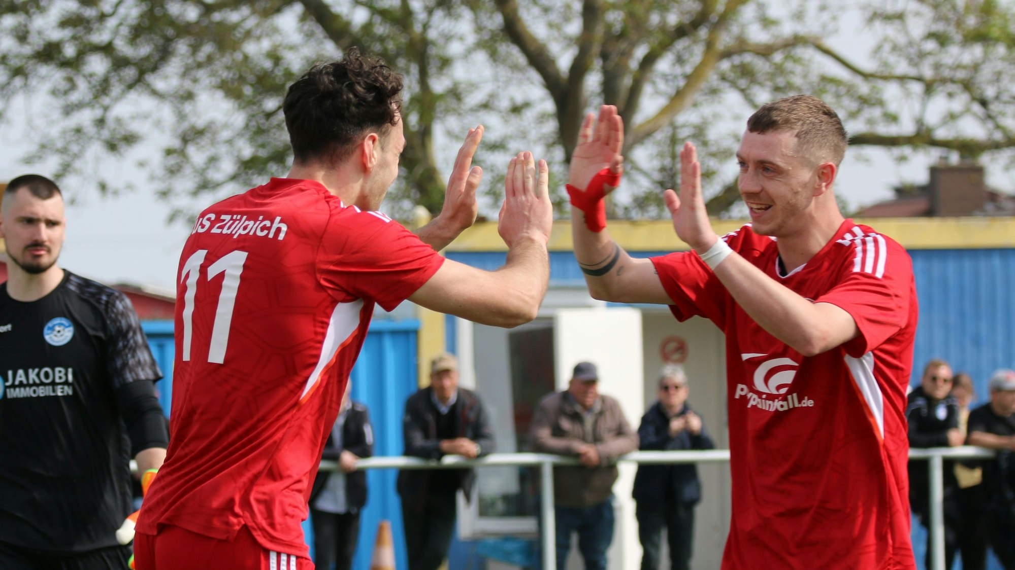 Dominik Spies beglückwünscht seinen Sturmkollegen Luca Ohrem. Beide schlagen mit den Händen ein.