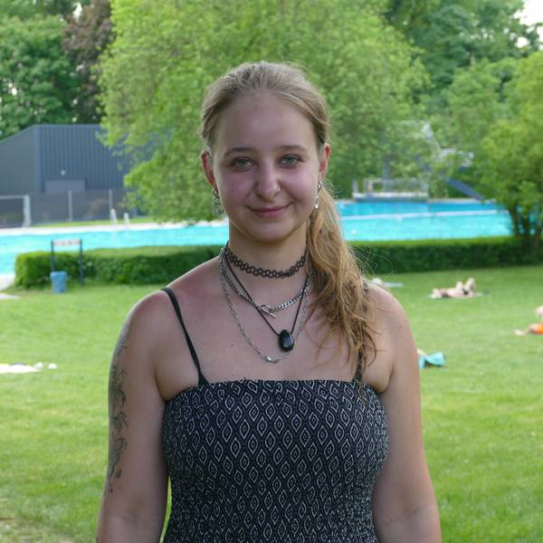 Elena Bechler (25) möchte sich gerne ohne Bikinioberteil im Freibad sonnen, darf aber nicht. Das findet sie ungerecht.