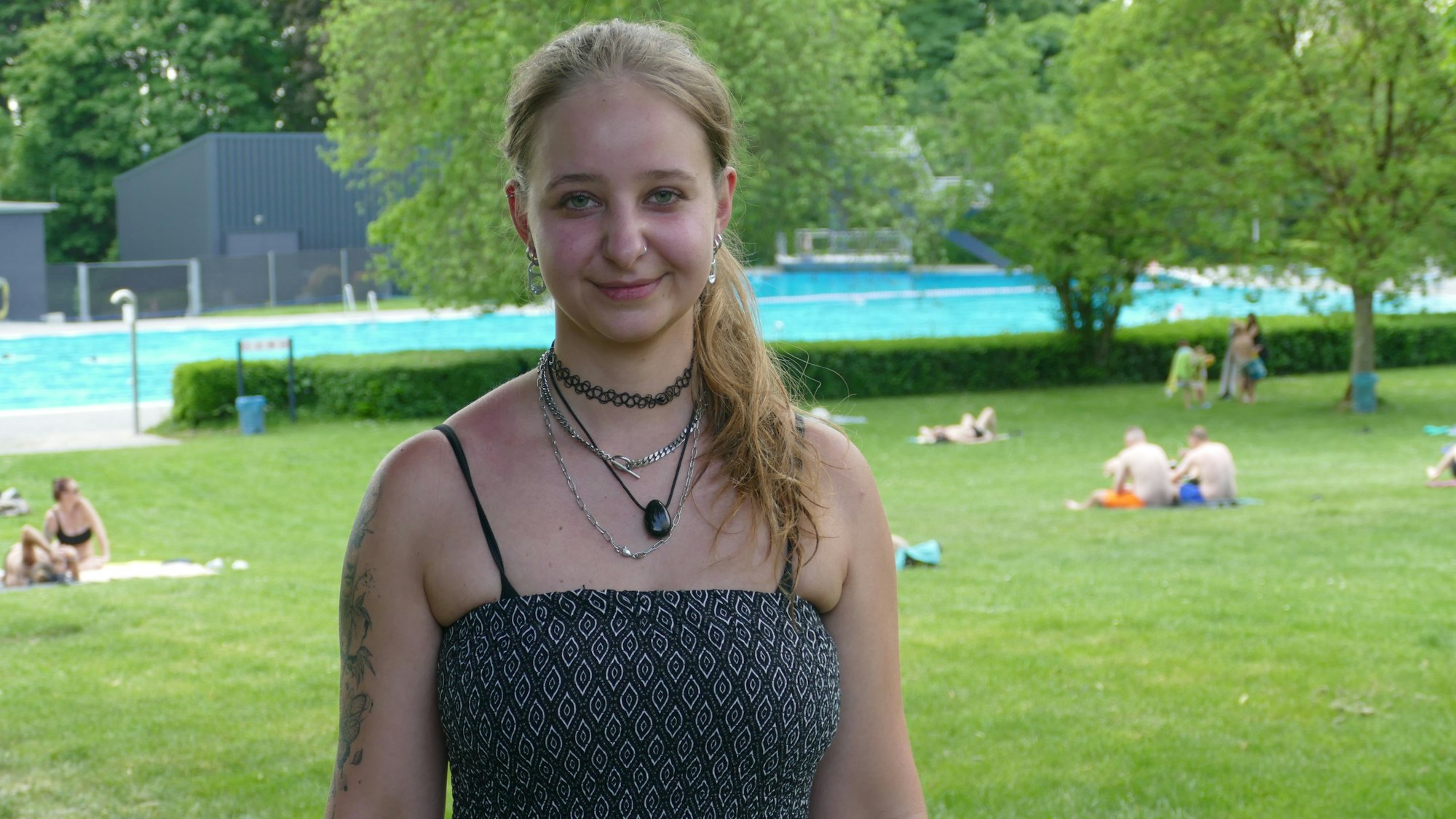 Elena Bechler (25) möchte sich gerne ohne Bikinioberteil im Freibad sonnen, darf aber nicht. Das findet sie ungerecht.