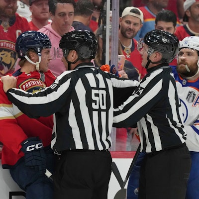 Panthers-Center Anton Lundell (15) und Edmonton Oilers-Center Leon Draisaitl (29) mussten auseinandergehalten werden.