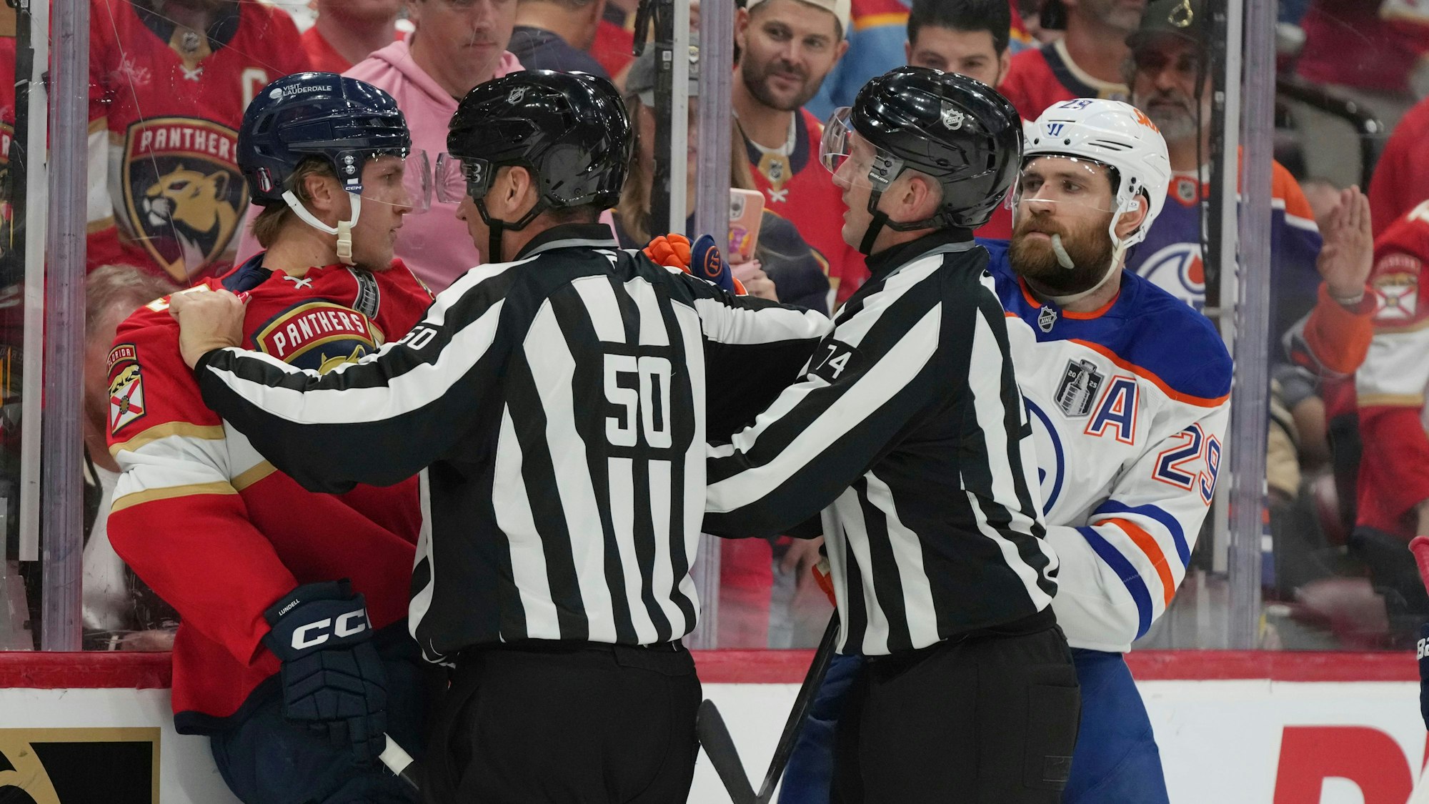 Panthers-Center Anton Lundell (15) und Edmonton Oilers-Center Leon Draisaitl (29) mussten auseinandergehalten werden.