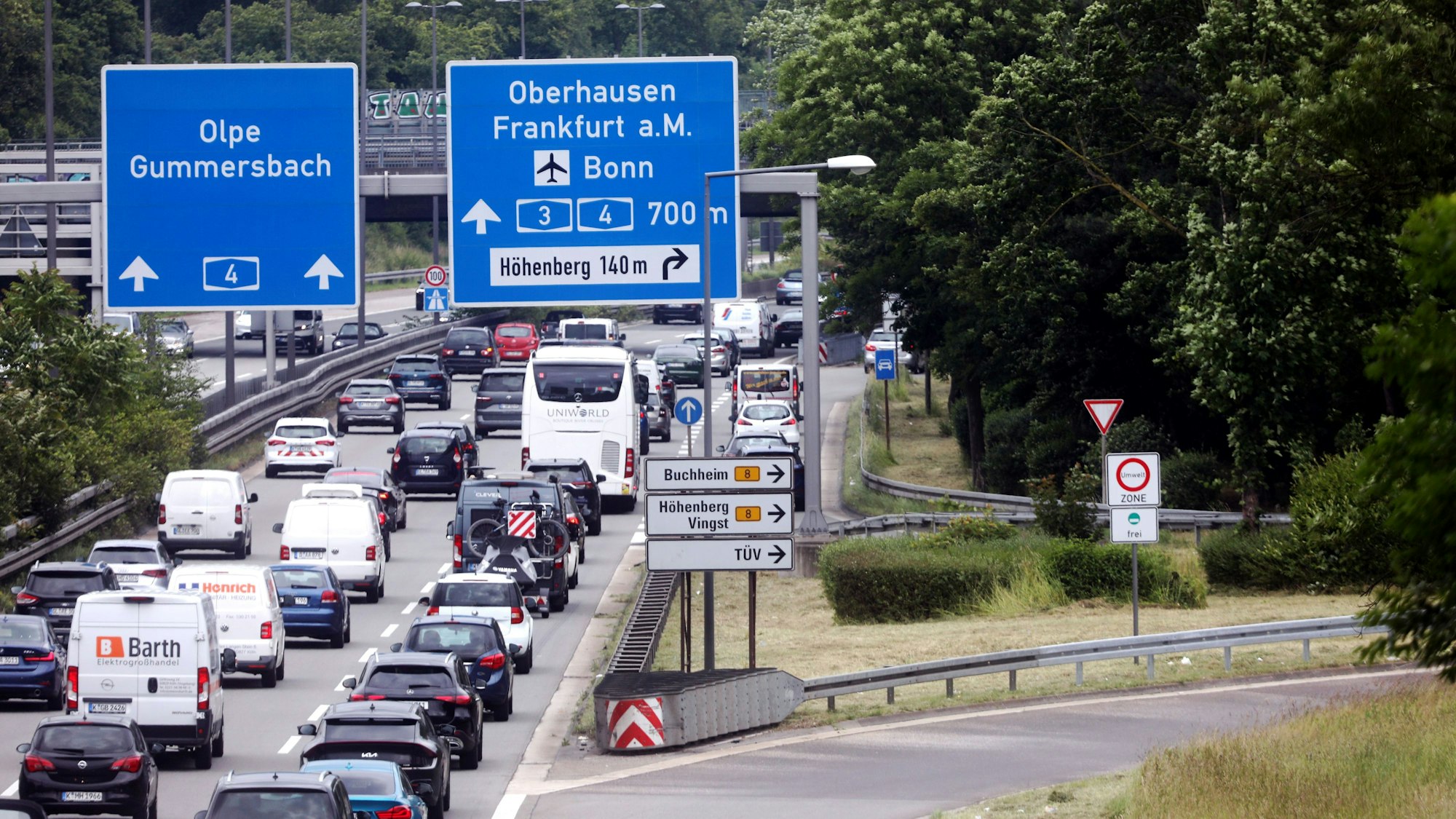 Verkehr auf der B55a an der Stelle, an der der Blitzer installiert wird.