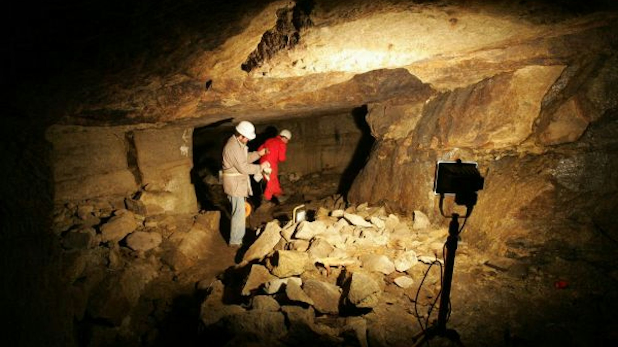 Ein weit verzweigtes Stollensystem sind die Ofenkaulen. Das Foto entstand im September 2007 bei Befahrungen des Geologischen Dienstes und des Bergamts Düren zur Erstellung eines Standsicherheitsgutachtens in der Kossmannsgrube.