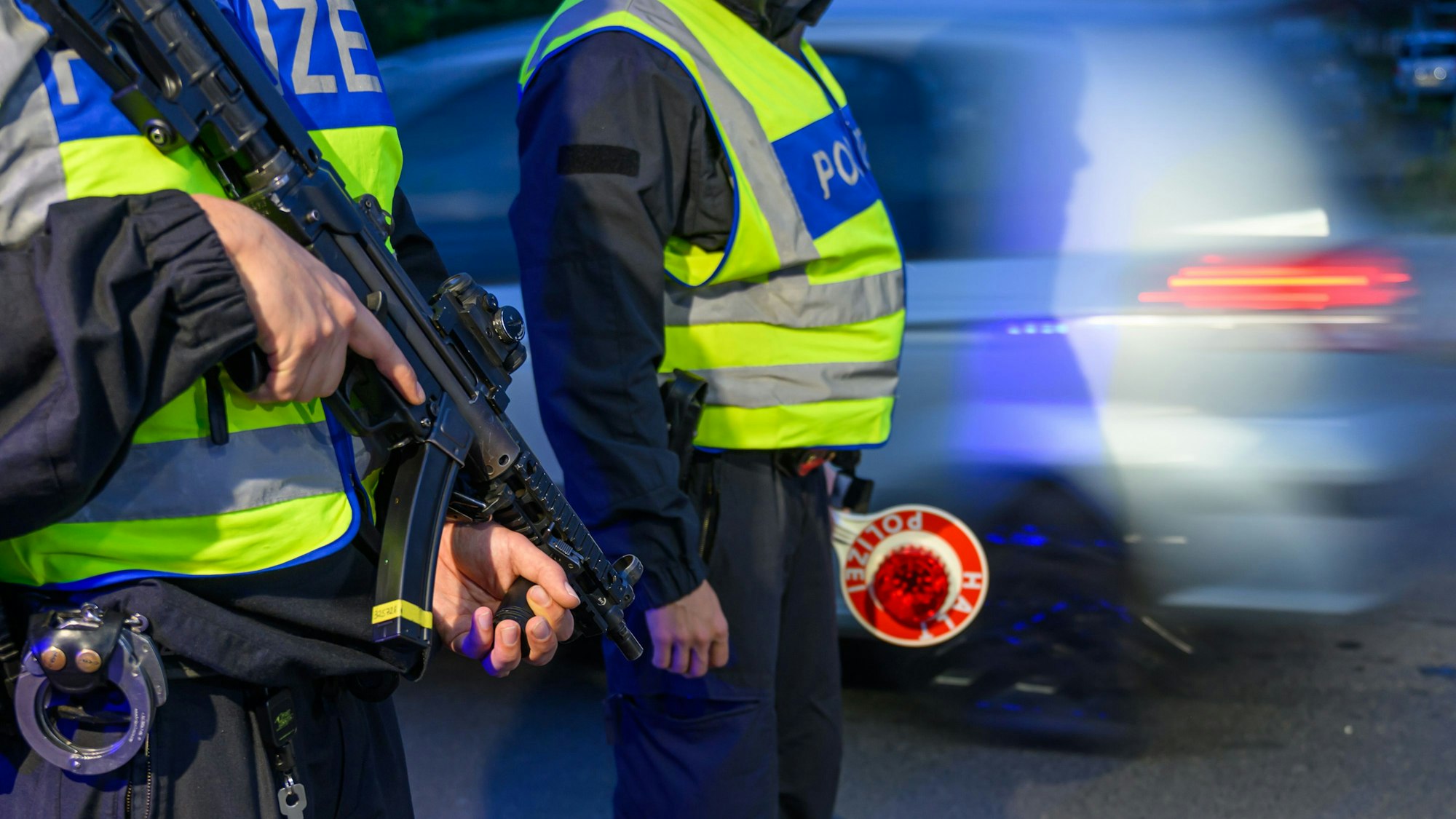 Beamte der Bundespolizei überwachen die Einreise am Grenzübergang nach Deutschland.