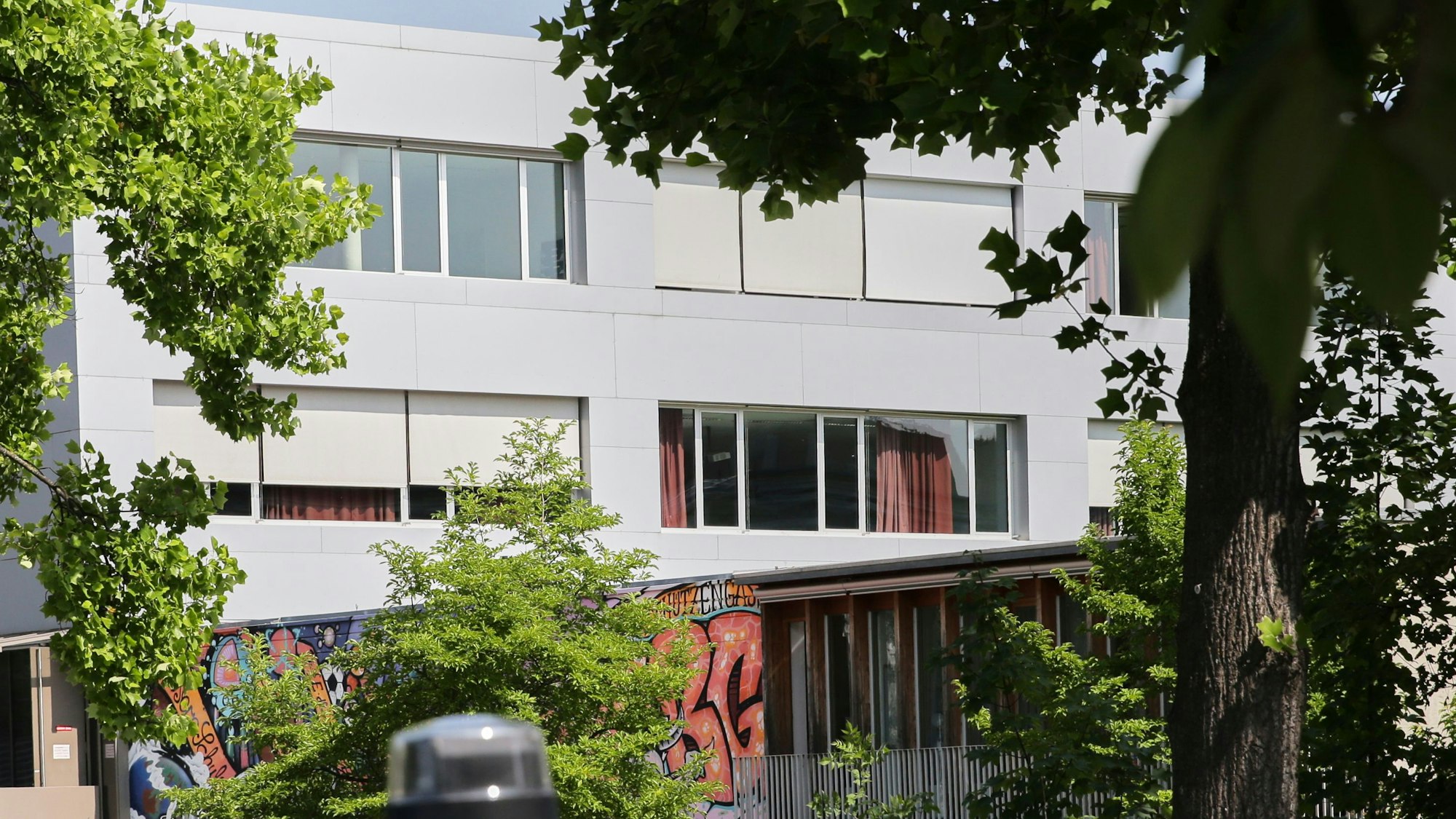 10.06.2025, Österreich, Graz: Blick auf das Schulgebäude. Ein 21-Jähriger aus dem Raum Graz hat nach Angaben der Behörden die tödlichen Schüsse an einem Gymnasium im österreichischen Graz abgegeben. Am Vormittag hatte der Mann neun Menschen getötet und danach Suizid begangen. Foto: Heinz-Peter Bader/AP/dpa +++ dpa-Bildfunk +++