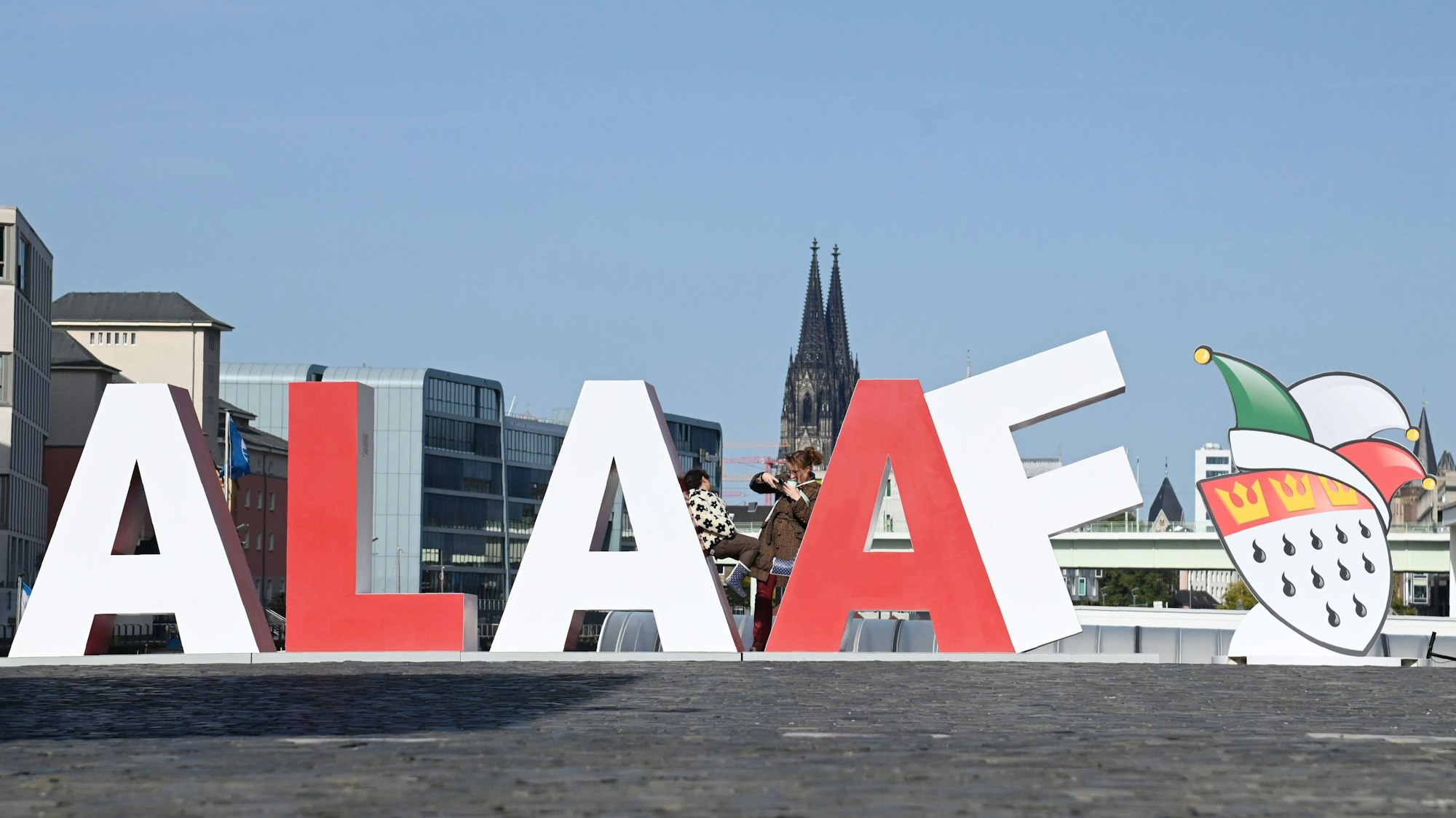 16.10.2024 Köln. Alaaf Schriftzug im Rheinauhafen. Foto: Alexander Schwaiger