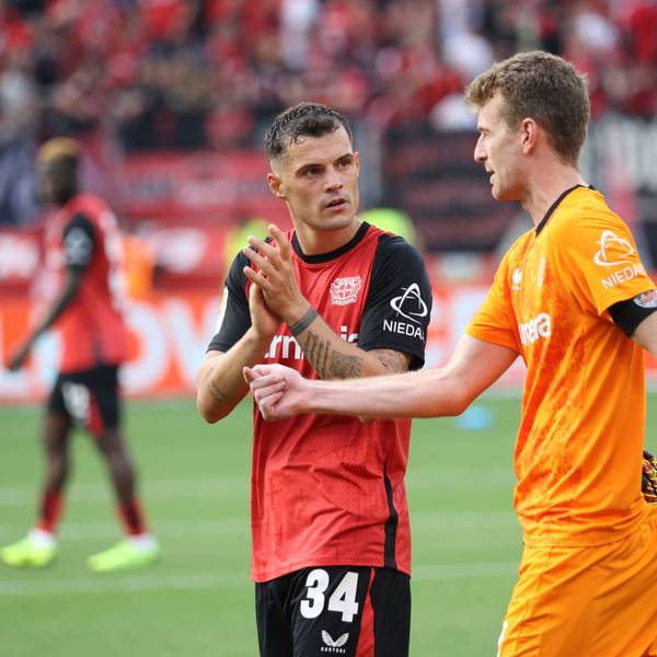 Leverkusens Granit Xhaka und Lukas Hradecky.