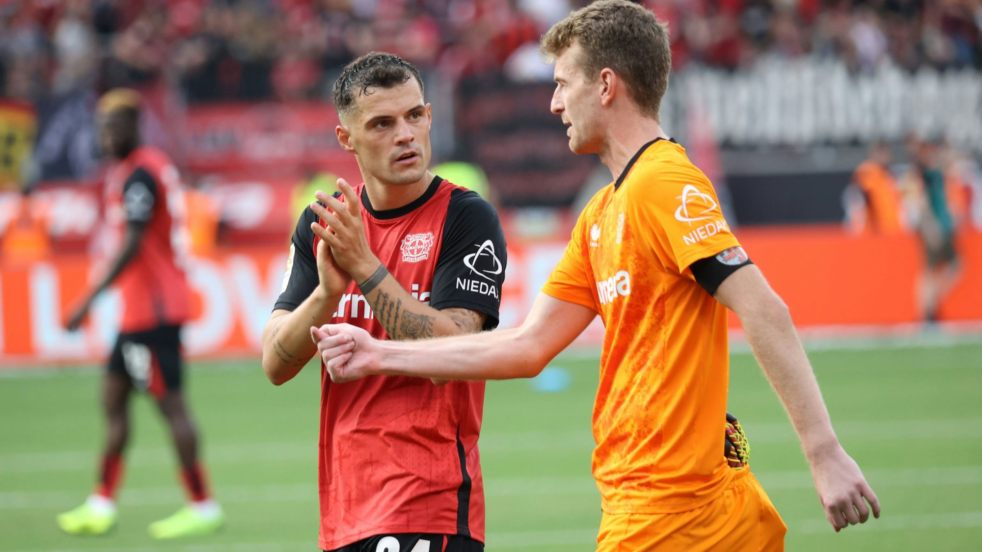 Granit Xhaka Bayer, Torwart Lukas Hradecky Bayer, Leverkusen, Deutschland, 22.09.2024, Fussball Bundesliga, 4. Spieltag, Bayer 04 Leverkusen - VfL Wolfsburg. DFL REGULATIONS PROHIBIT ANY USE OF PHOTOGRAPHS AS IMAGE SEQUENCES AND/OR QUASI-VIDEO *** Granit Xhaka Bayer , Goalkeeper Lukas Hradecky Bayer , Leverkusen, Germany, 22 09 2024, Soccer Bundesliga, Matchday 4, Bayer 04 Leverkusen VfL Wolfsburg DFL REGULATIONS PROHIBIT ANY USE OF PHOTOGRAPHS AS IMAGE SEQUENCES AND OR QUASI VIDEO
