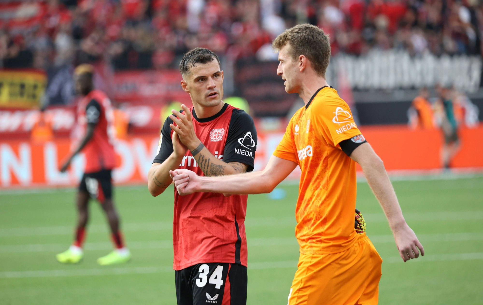 Leverkusens Granit Xhaka und Lukas Hradecky.