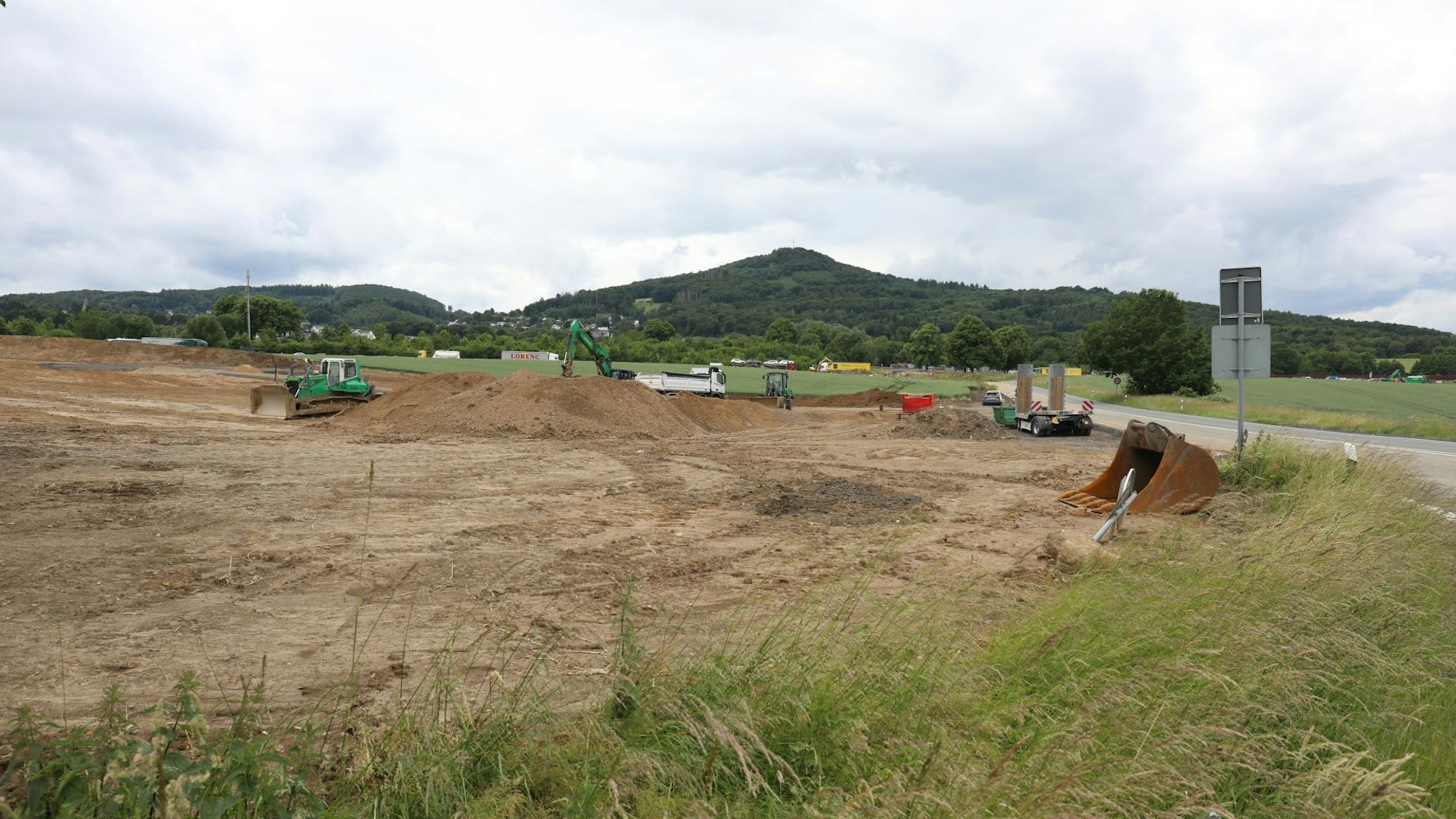 An der Ausfahrt Siebengebirge ist gleich neben der Autobahn A3 ein großes Baulager errichtet worden.