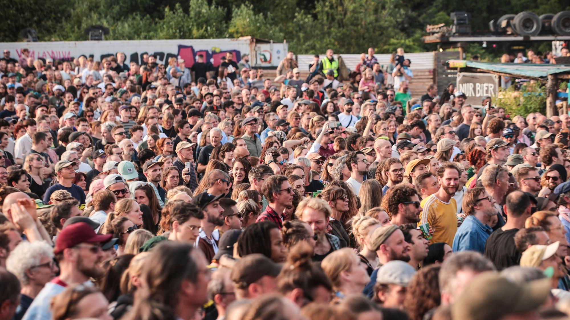 09.06.2025, Köln:Konzert von Sänger und Gitarrist Manu Chao an der Südbrücke. Mit ihm auf der Bühne: der argentinische Musiker Matu Mati an der Gitarre und der galicische Percussionist Miguel Rumbao.Foto:Dirk Borm