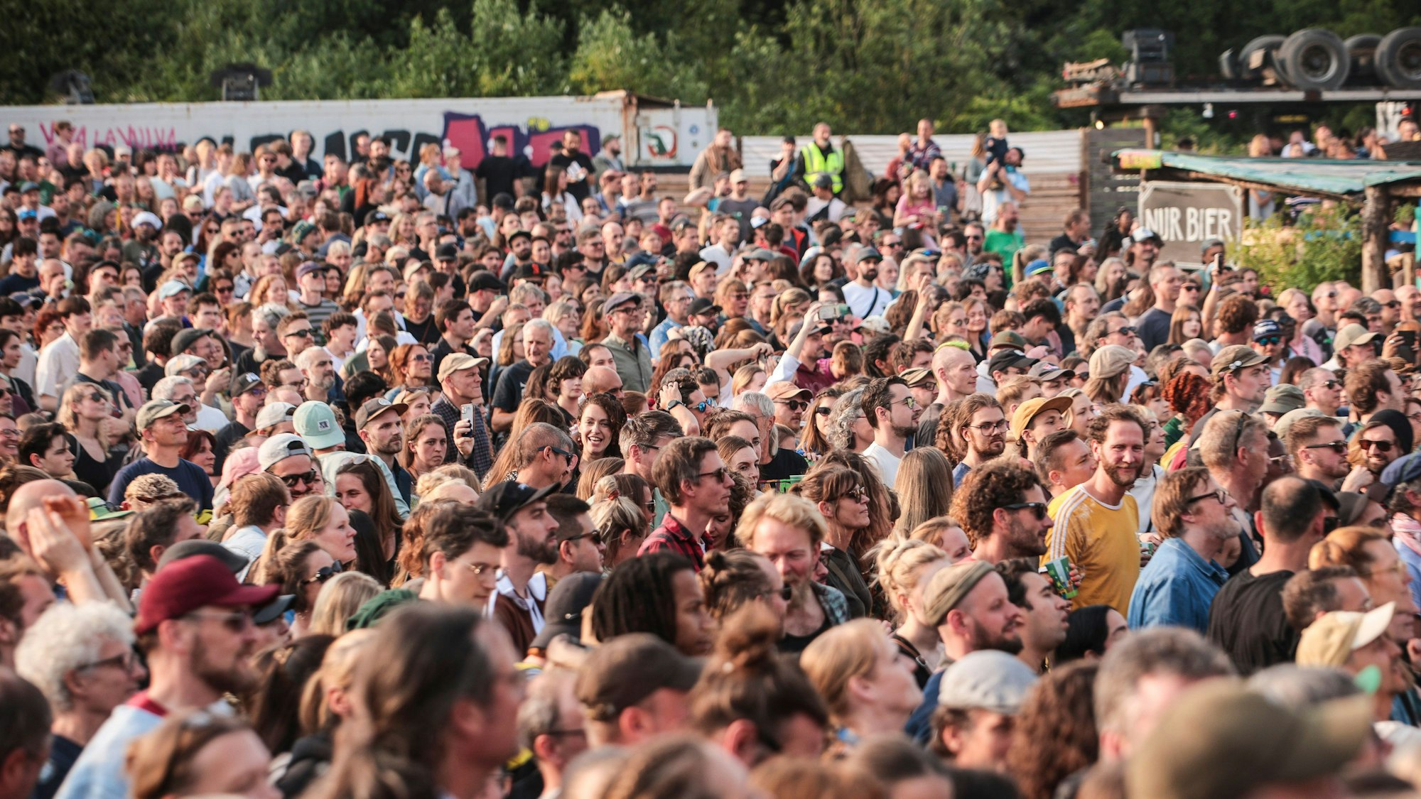 09.06.2025, Köln:Konzert von Sänger und Gitarrist Manu Chao an der Südbrücke. Mit ihm auf der Bühne: der argentinische Musiker Matu Mati an der Gitarre und der galicische Percussionist Miguel Rumbao.Foto:Dirk Borm