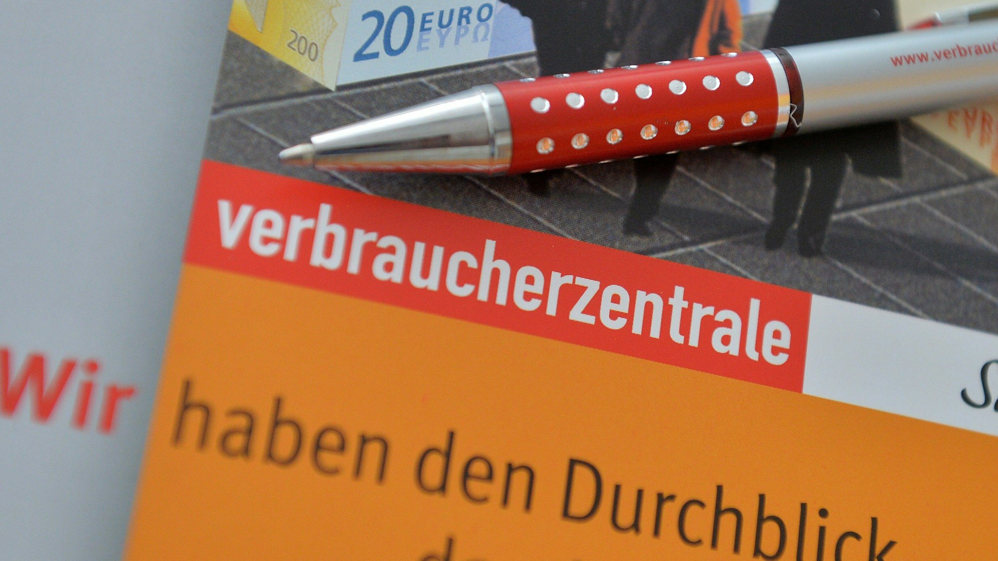 Eine Mappe der Verbraucherzentrale liegt auf einem Tisch. (zu dpa: «Verbraucherberatung für Geflüchtete jetzt dauerhaft») +++ dpa-Bildfunk +++