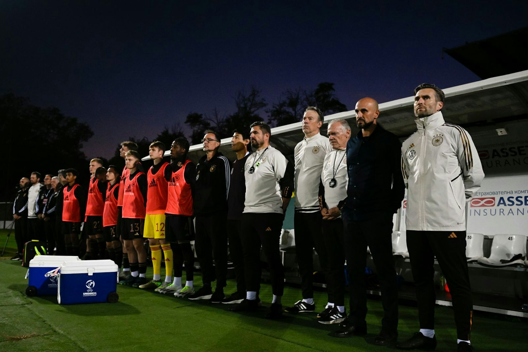 Nationaltrainer Antonio Di Salvo (zweiter von rechts) betreut den aktuellen U21-Kader seit Beginn der Qualifikation im Herbst 2023. Hier spielte man am 13. Oktober 2023 gegen Bulgarien. (Bild: 2023 Getty Images/Nikolay Doychinov)