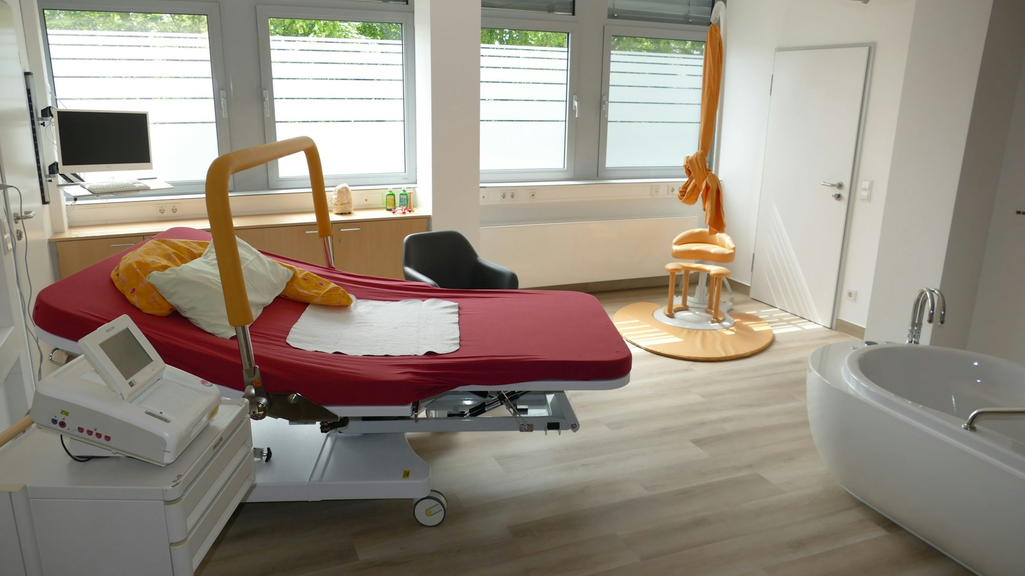 In zwei der Kreißsäle in Troisdorf-Sieglar stehen Geburtswannen bereit.