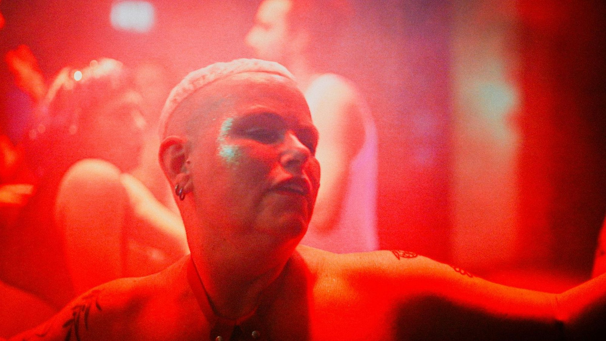 Protagonistin Lio lebte früher in einer monogamen Ehe. Heute datet sie sowohl Männer als auch Frauen und besucht regelmäßig sex-positive Partys.
(Bild: ZDF/Jonas Schneider)
