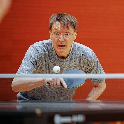 Zu seinem 60. Geburtstag bekam Lauterbach 2023 ein sportliches Präsent, eine Tischtennisplatte von seinen Mitarbeitern. (Archivbild)