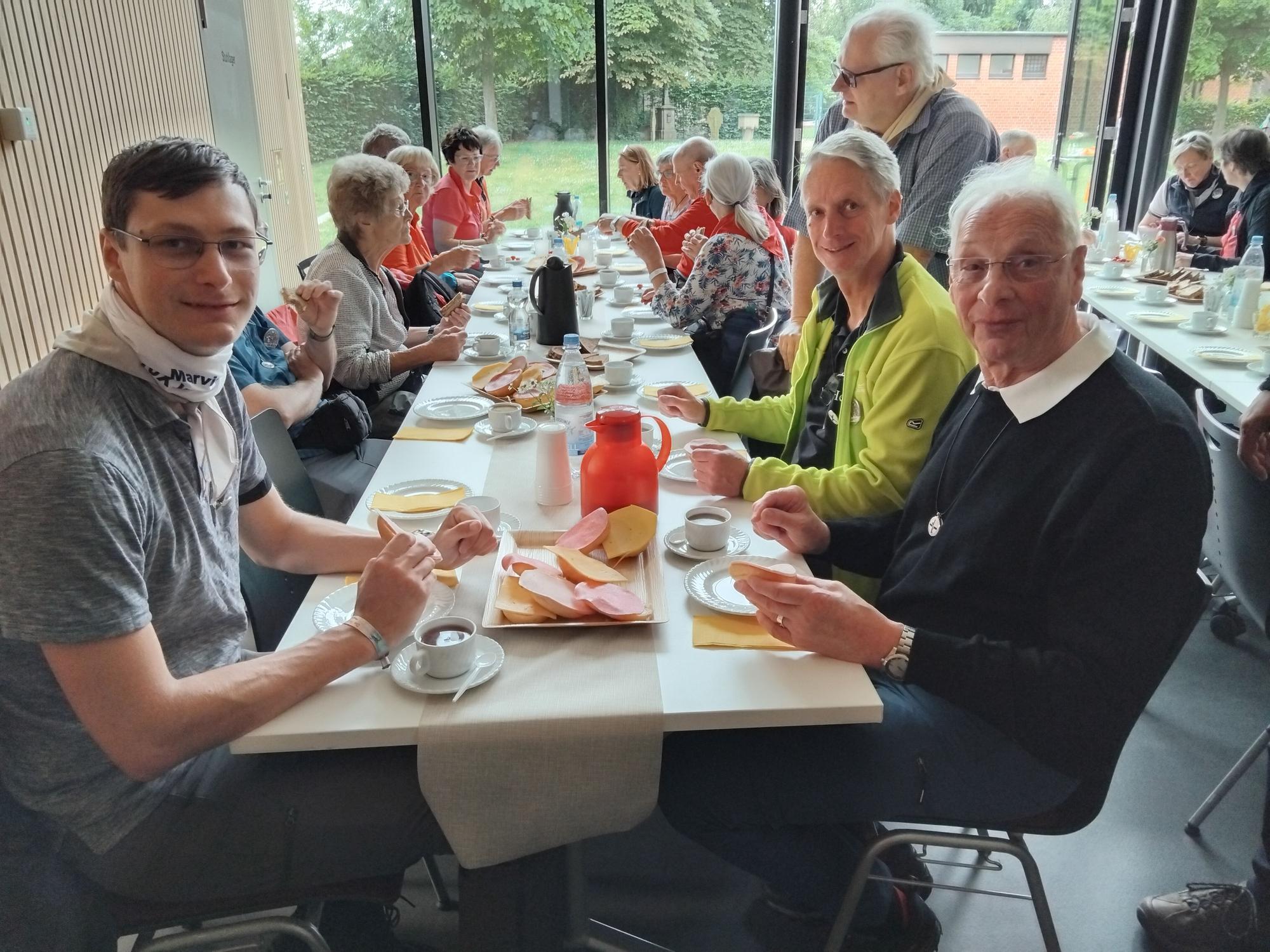 Drei Generationen der Familie Faust: Werner (81, r.) mit seinem Neffen Herbert (61) und seinem Großneffen Marvin (24, l.). Sie pilgern in diesem Jahr zum 40., 30. und zehnten Mal mit.