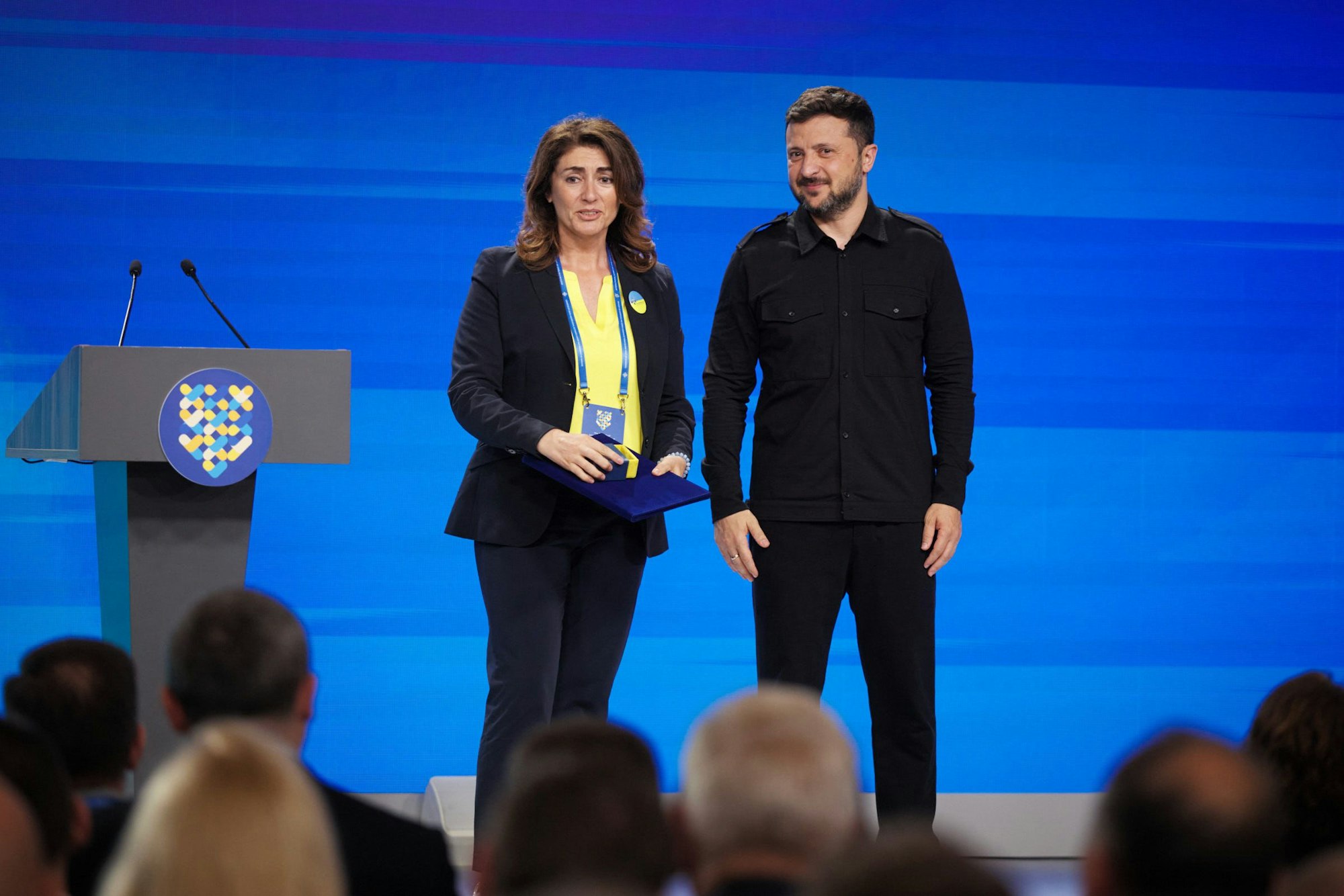 Der ukrainische Präsident Wolodimir Selenskyj zeichnete Linda Mai vom Blau-Gelben Kreuz im vergangenen Jahr mit dem „Goldenen Herzen“ aus.