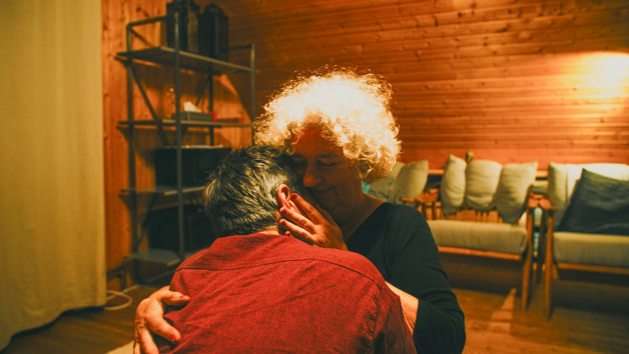 Sandra (62) trifft sich mit verschiedenen Liebhabern. Dabei geht es ihr nicht darum, möglichst viele Sexpartner zu haben, sondern einen Raum zu schaffen, in dem sich beide wohlfühlen. (Bild: ZDF/Mathias Fiene)