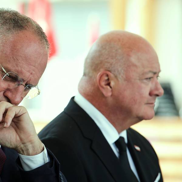 10.06.2025, Österreich, Graz: Österreichs Innenminister Gerhard Karner (l, ÖVP) und Österreichs Bundeskanzler Christian Stocker (ÖVP) geben eine Pressekonferenz. Ein 21-Jähriger aus dem Raum Graz hat nach Angaben der Behörden die tödlichen Schüsse an einem Gymnasium im österreichischen Graz abgegeben. Am Vormittag hatte der Mann neun Menschen getötet und danach Suizid begangen. Foto: Heinz-Peter Bader/AP/dpa +++ dpa-Bildfunk +++