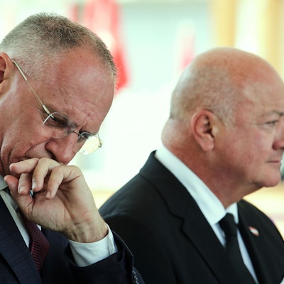 10.06.2025, Österreich, Graz: Österreichs Innenminister Gerhard Karner (l, ÖVP) und Österreichs Bundeskanzler Christian Stocker (ÖVP) geben eine Pressekonferenz. Ein 21-Jähriger aus dem Raum Graz hat nach Angaben der Behörden die tödlichen Schüsse an einem Gymnasium im österreichischen Graz abgegeben. Am Vormittag hatte der Mann neun Menschen getötet und danach Suizid begangen. Foto: Heinz-Peter Bader/AP/dpa +++ dpa-Bildfunk +++