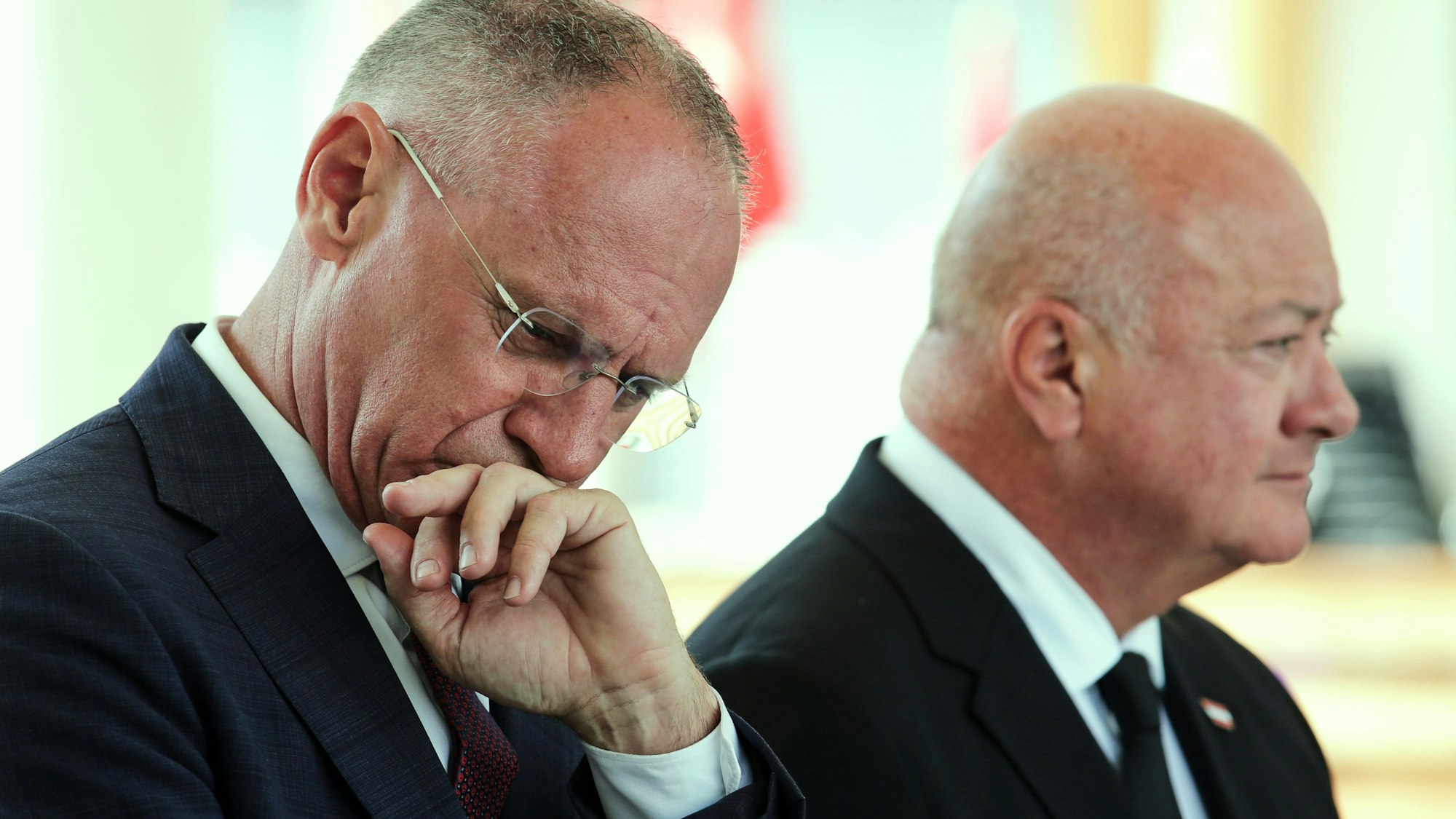 10.06.2025, Österreich, Graz: Österreichs Innenminister Gerhard Karner (l, ÖVP) und Österreichs Bundeskanzler Christian Stocker (ÖVP) geben eine Pressekonferenz. Ein 21-Jähriger aus dem Raum Graz hat nach Angaben der Behörden die tödlichen Schüsse an einem Gymnasium im österreichischen Graz abgegeben. Am Vormittag hatte der Mann neun Menschen getötet und danach Suizid begangen. Foto: Heinz-Peter Bader/AP/dpa +++ dpa-Bildfunk +++