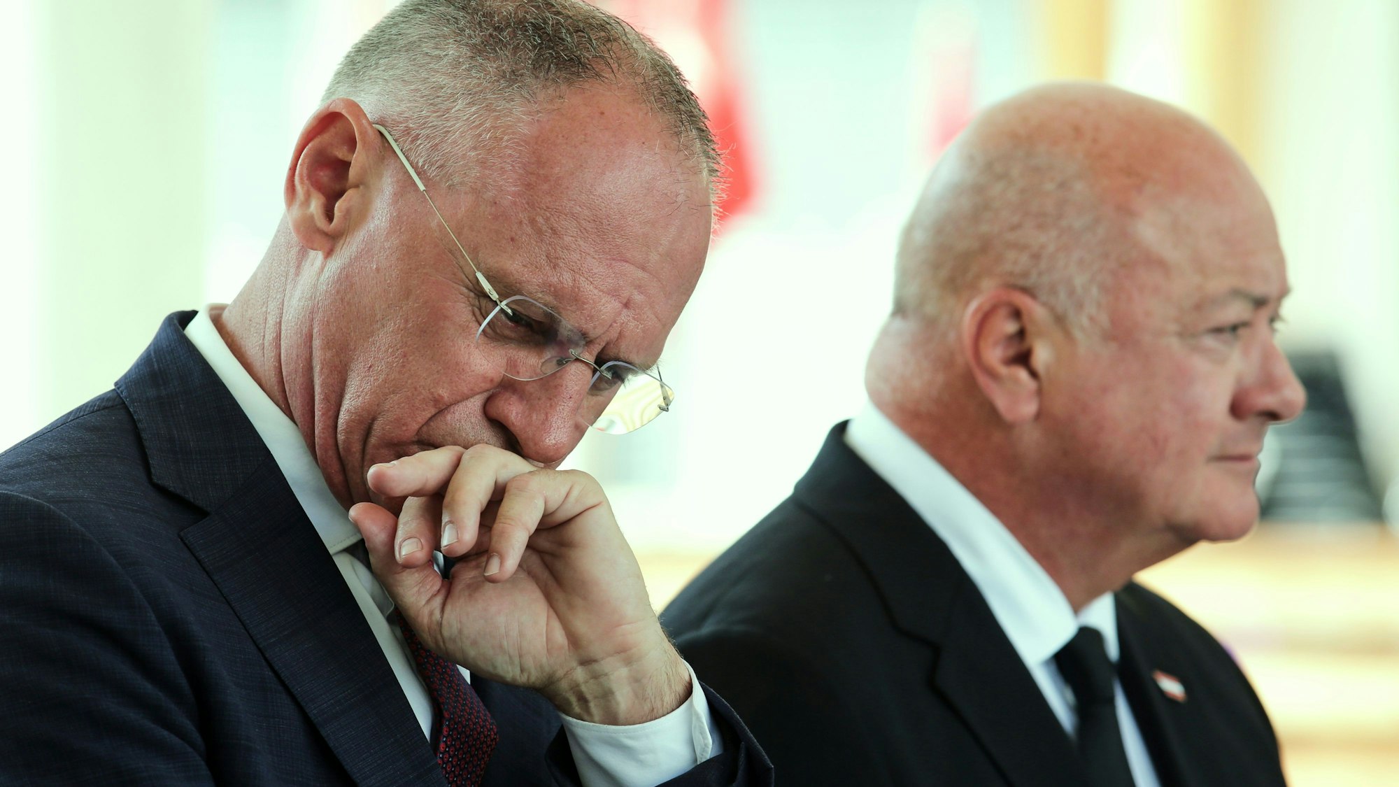 10.06.2025, Österreich, Graz: Österreichs Innenminister Gerhard Karner (l, ÖVP) und Österreichs Bundeskanzler Christian Stocker (ÖVP) geben eine Pressekonferenz. Ein 21-Jähriger aus dem Raum Graz hat nach Angaben der Behörden die tödlichen Schüsse an einem Gymnasium im österreichischen Graz abgegeben. Am Vormittag hatte der Mann neun Menschen getötet und danach Suizid begangen. Foto: Heinz-Peter Bader/AP/dpa +++ dpa-Bildfunk +++
