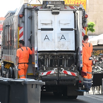 Ein Müllwagen der AWB leert die Restmülltonnen auf der Severinstraße.