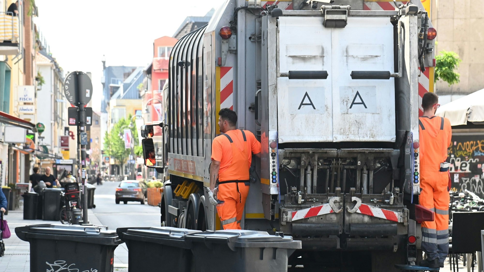 Ein Müllwagen der AWB leert die Restmülltonnen auf der Severinstraße.