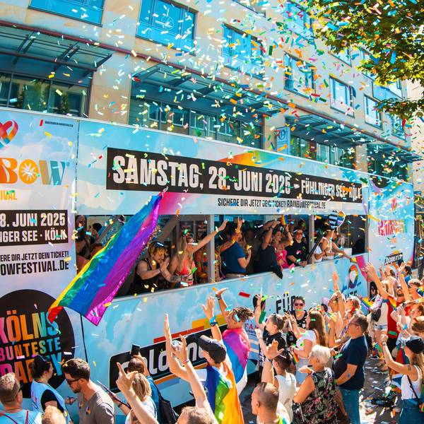 Die Veranstalter des Rainbow Festivals waren bei der CSD-Parade am Sonntag in Köln mit einem eigenen Truck am Start. Das Festival am Fühlinger See feiert im kommenden Jahr im Rahmen der Pride Week Premiere.