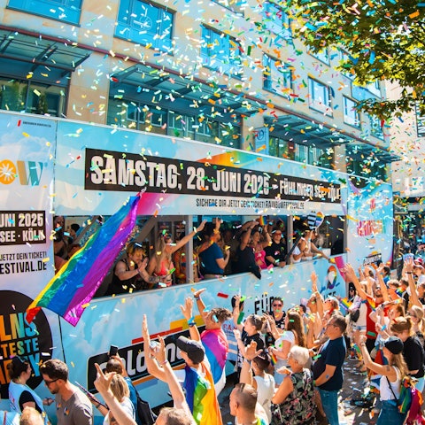 Die Veranstalter des Rainbow Festivals waren bei der CSD-Parade am Sonntag in Köln mit einem eigenen Truck am Start. Das Festival am Fühlinger See feiert im kommenden Jahr im Rahmen der Pride Week Premiere.