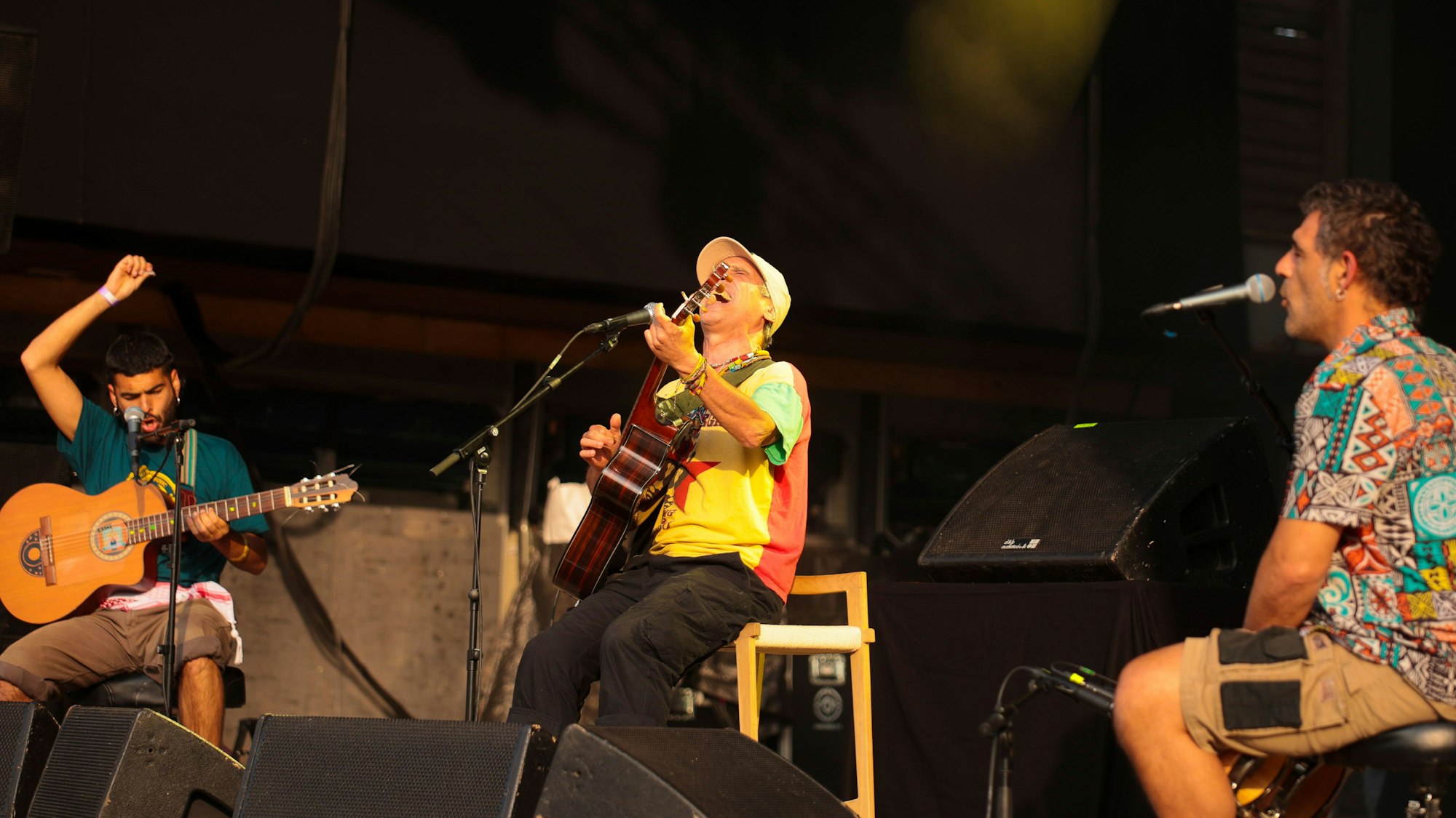 09.06.2025, Köln:Konzert von Sänger und Gitarrist Manu Chao an der Südbrücke. Mit ihm auf der Bühne: der argentinische Musiker Matu Mati an der Gitarre und der galicische Percussionist Miguel Rumbao.Foto:Dirk Borm