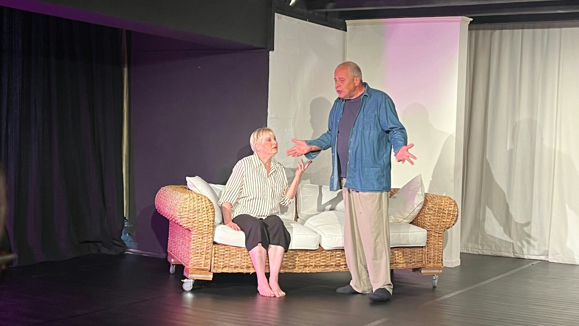 Matze (Michael Göttsche) und Ute (Sabine Lüer) sind frisch verliebt.