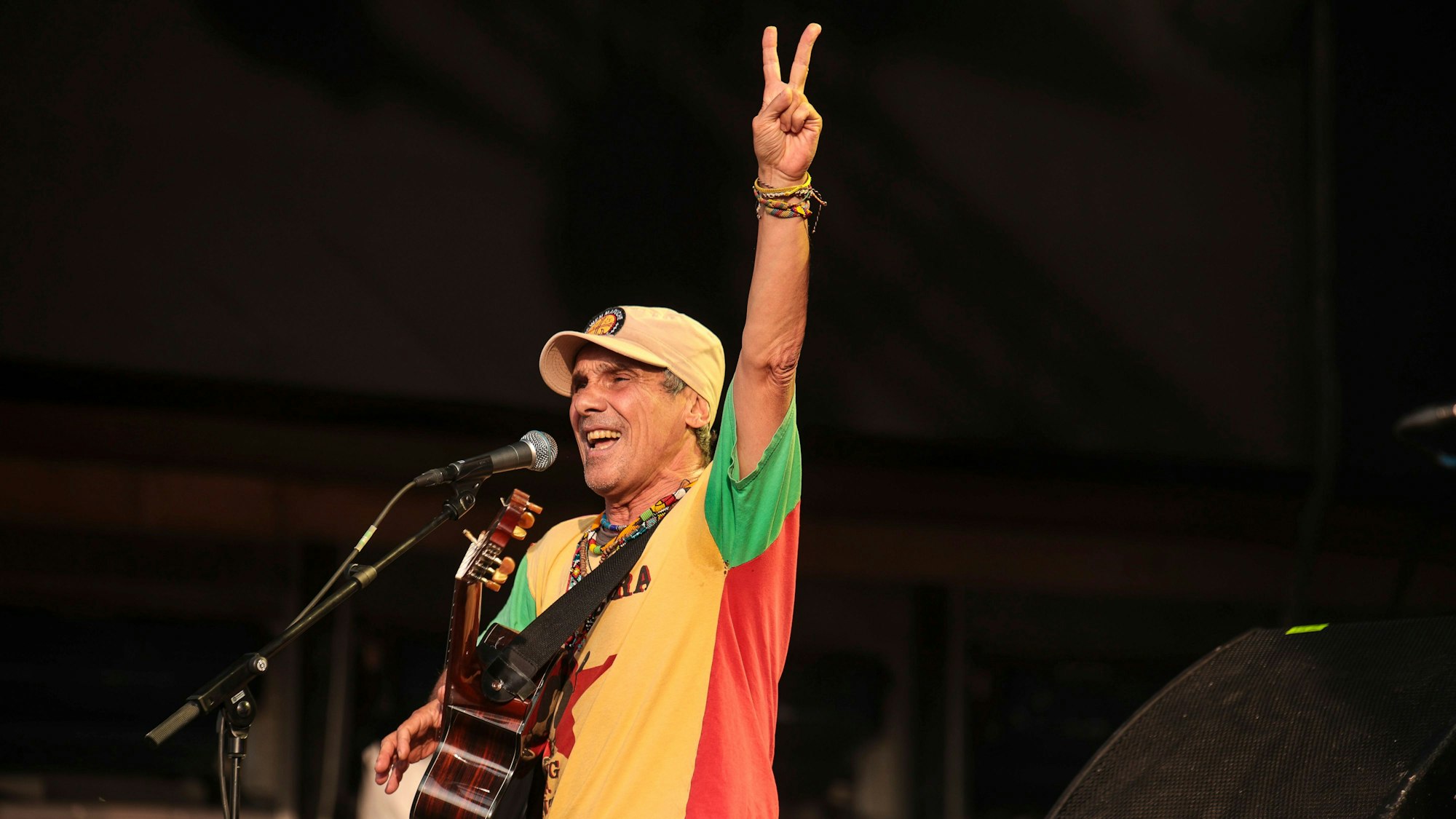 09.06.2025, Köln:Konzert von Sänger und Gitarrist Manu Chao an der Südbrücke. Mit ihm auf der Bühne: der argentinische Musiker Matu Mati an der Gitarre und der galicische Percussionist Miguel Rumbao.Foto:Dirk Borm