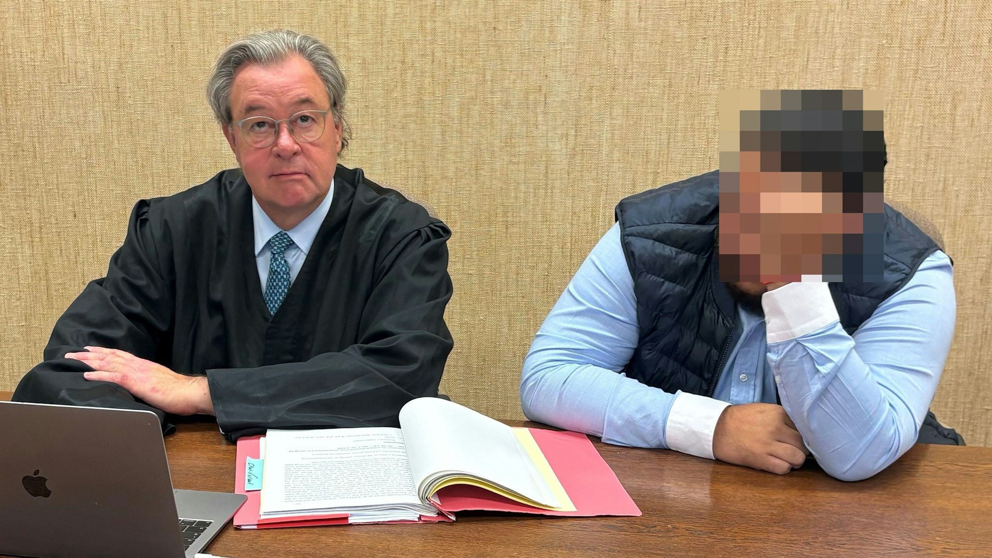 Der Angeklagte mit seinem Verteidiger Jürgen Graf beim Prozessauftakt im Landgericht