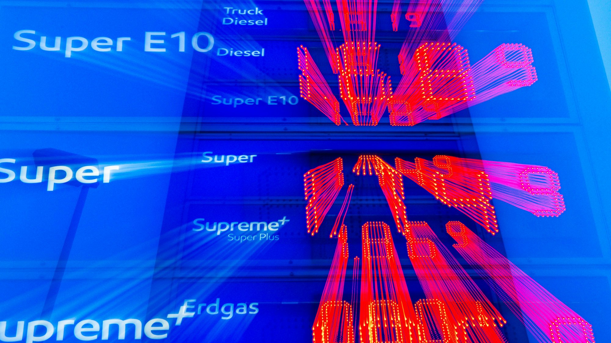 Nach Angaben des ADAC halten die starken Priesschwankungen der Spritpreise im Tagesverlauf weiter an. (Symbolbild)