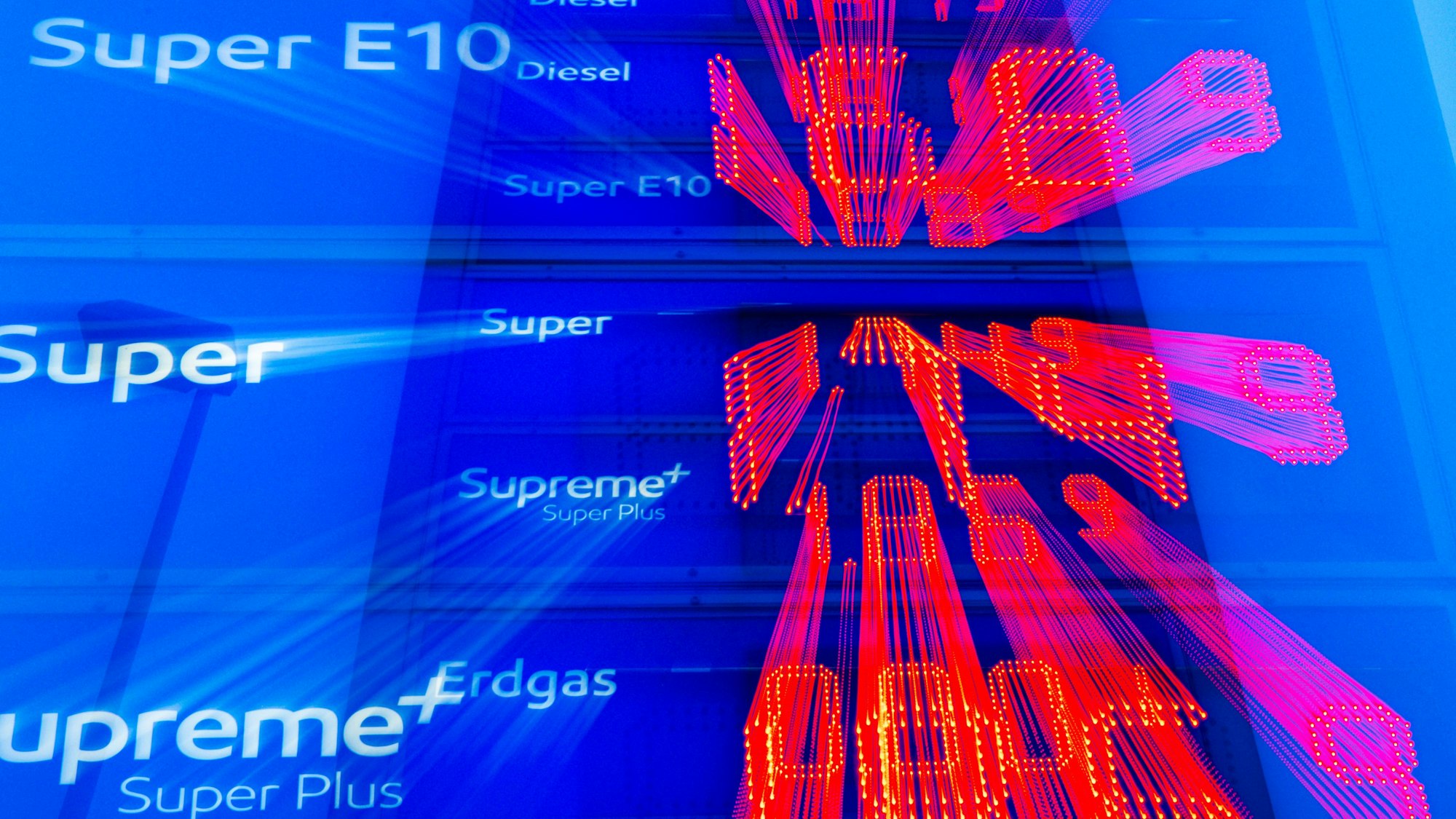 Das Bild zeigt eine Tafel mit Benzinpreisen.