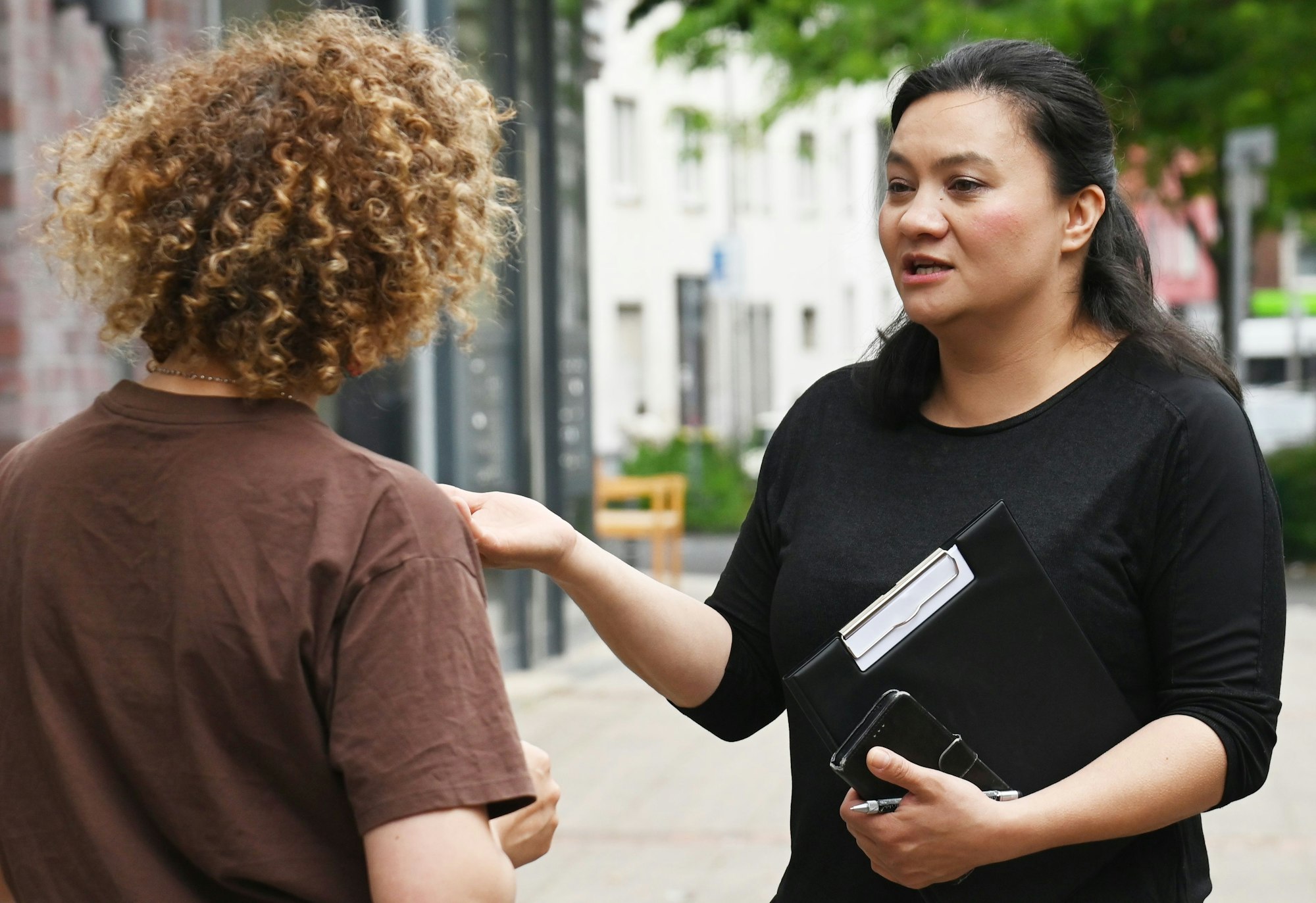 Elizaveta Khan engagiert sich für Flüchtlingshilfe und Integration.