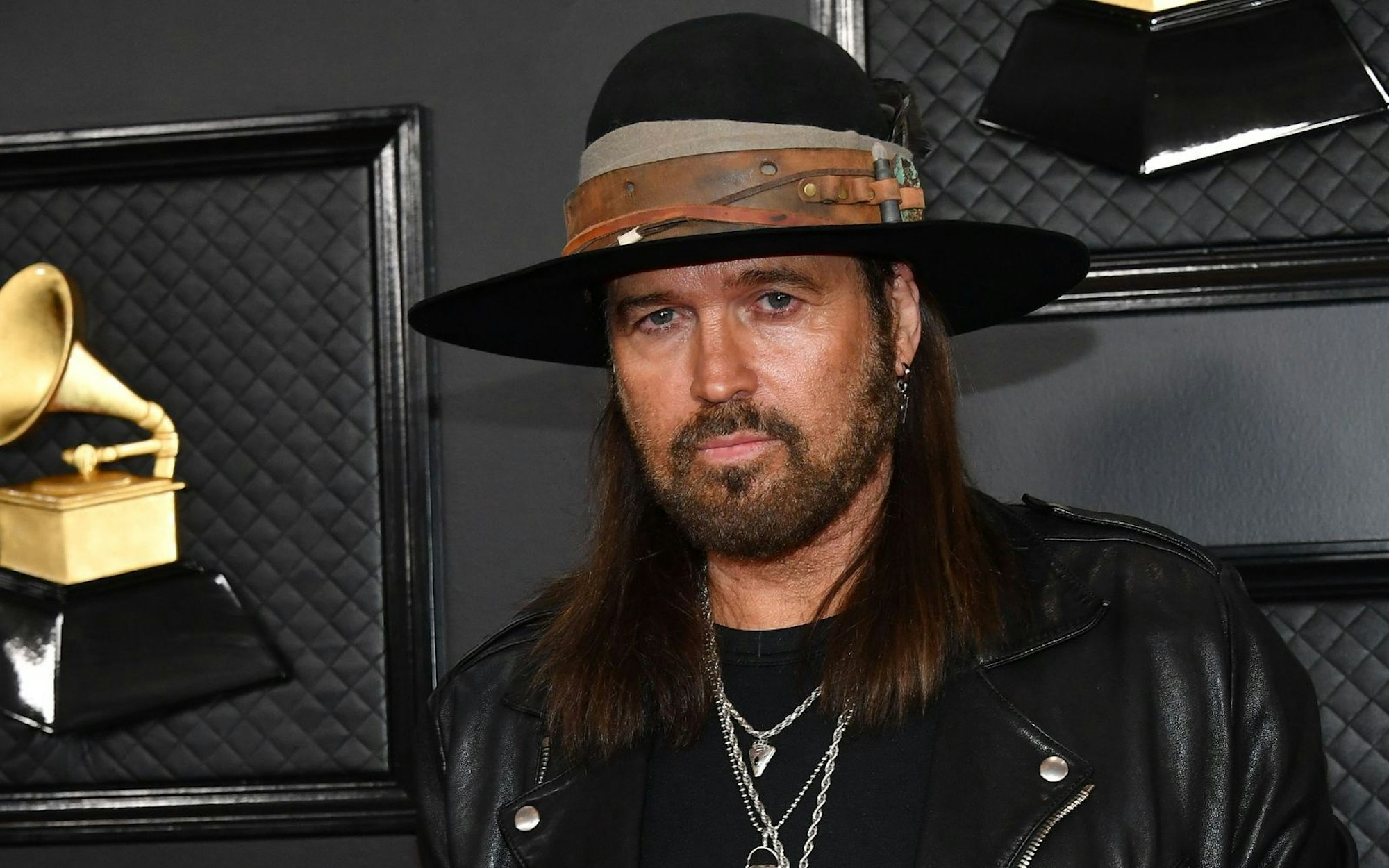 Noch sind gemeinsame Bilder Mangelware, aber das ist der Neue an Liz Hurleys Seite: Billy Ray Cyrus, der Vater von Miley Cyrus. (Bild: 2020 Getty Images/Amy Sussman)