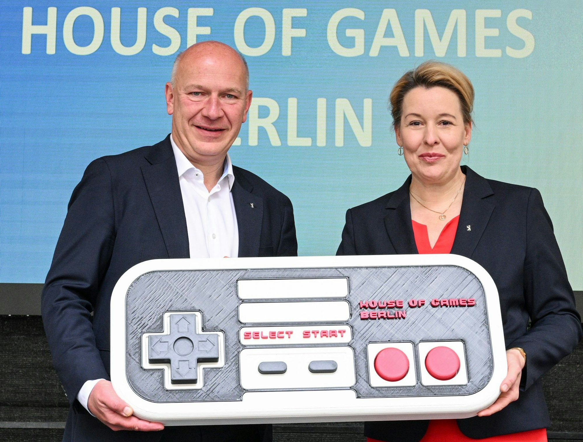 Symbolischer Knopfdruck: Berlins Regierender Bürgermeister Kai Wegner (CDU) und Wirtschaftssenatorin Franziska Giffey (SPD) sind mit der Adresse für das House of Games zufrieden.